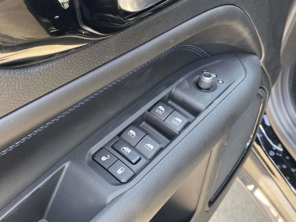 New 2026 Diamond Black Crystal Pearl-Coat Exterior Paint Jeep Latitude Altitude image 15