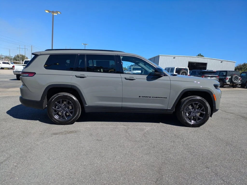 New 2027 Gray Jeep  image 3