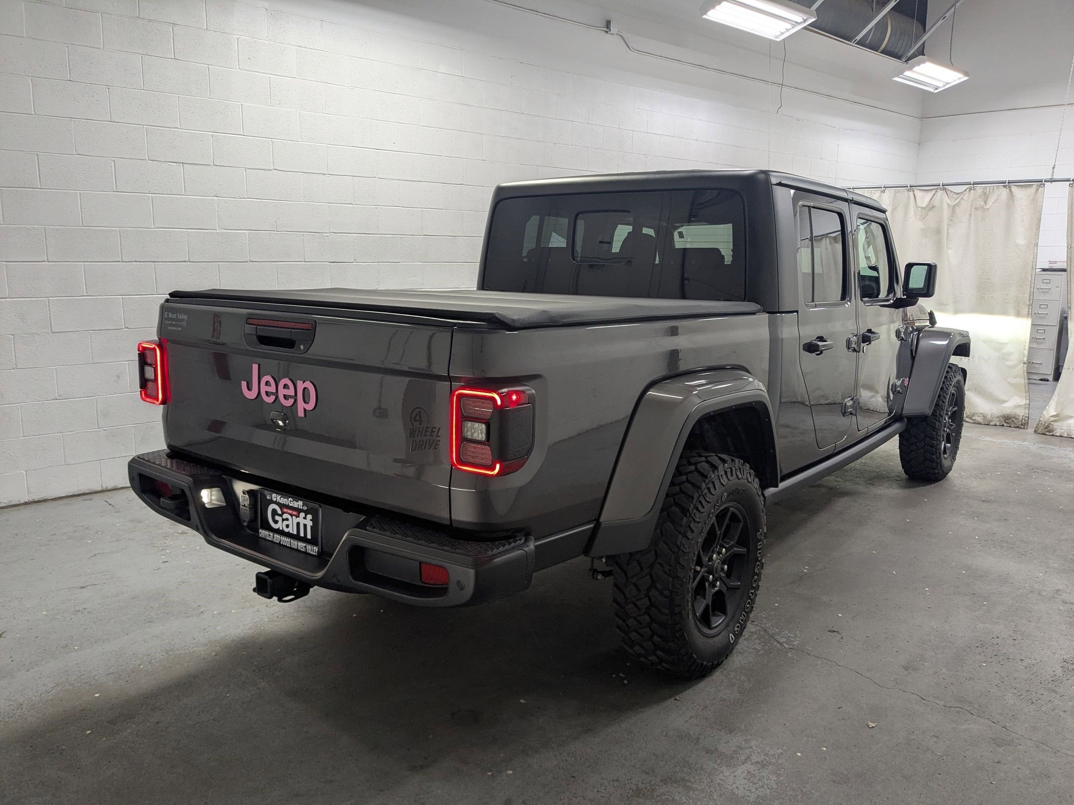 Used 2024 Granite Crystal Metallic Clearcoat Jeep Willys image 4
