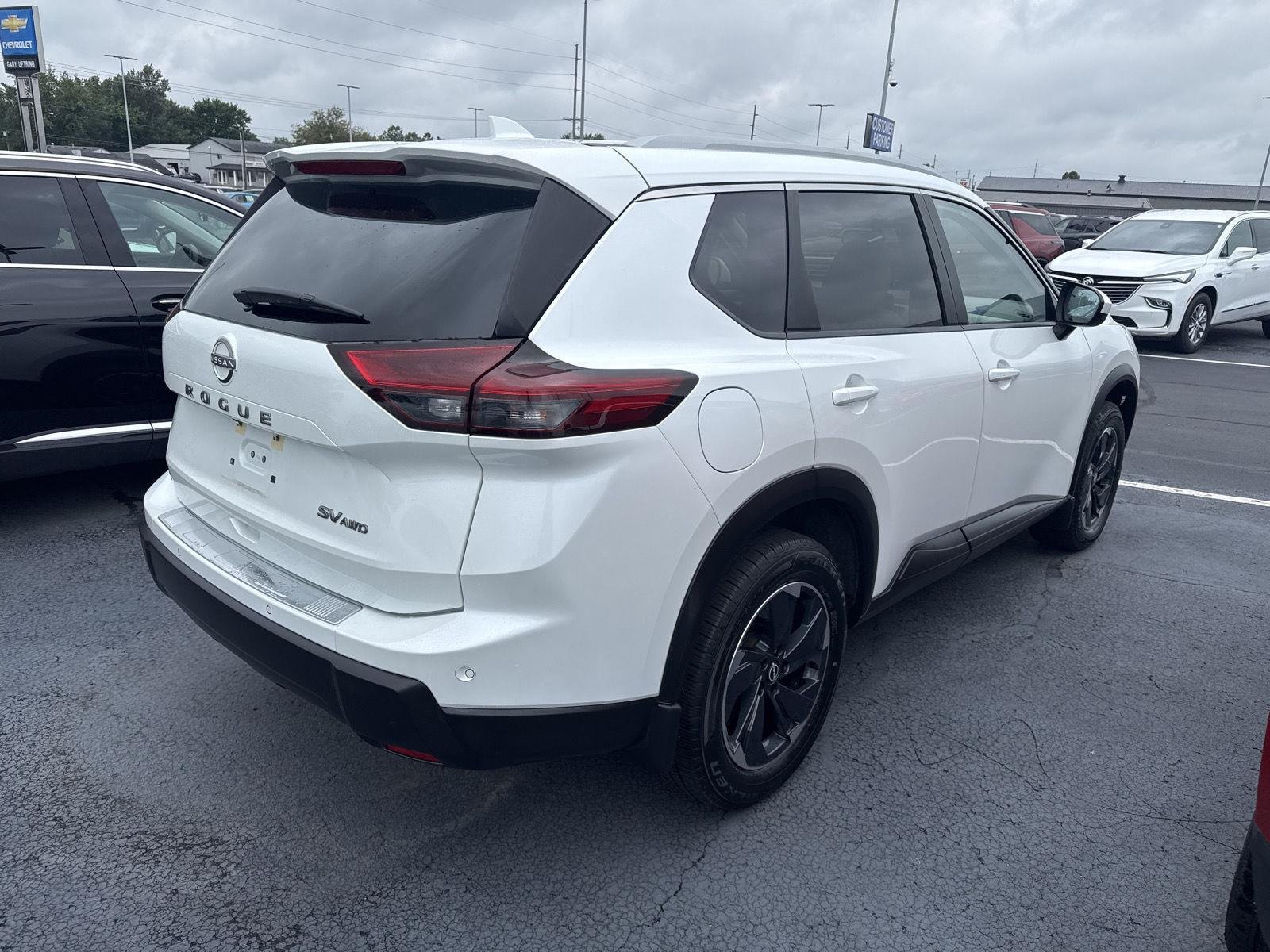 Used 2024 Everest White Pearl Nissan SV image 4