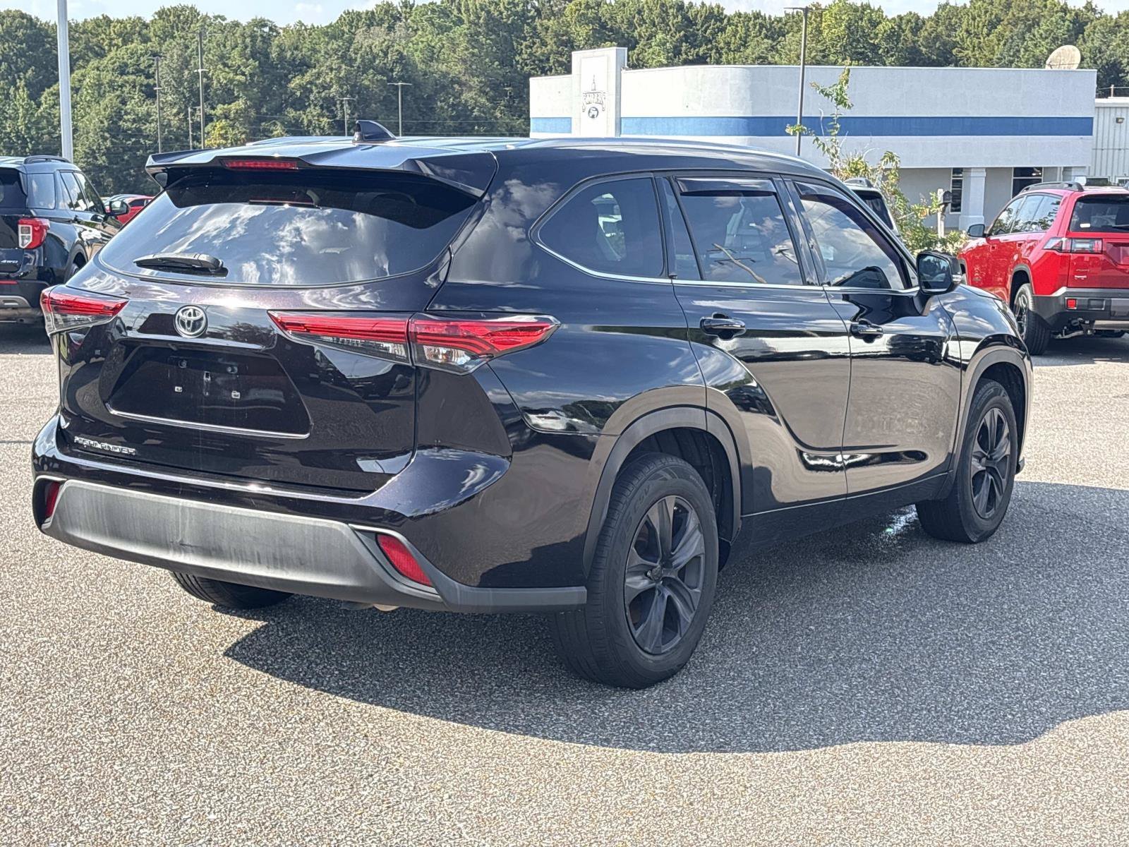 Used 2021 Black Toyota XLE image 5