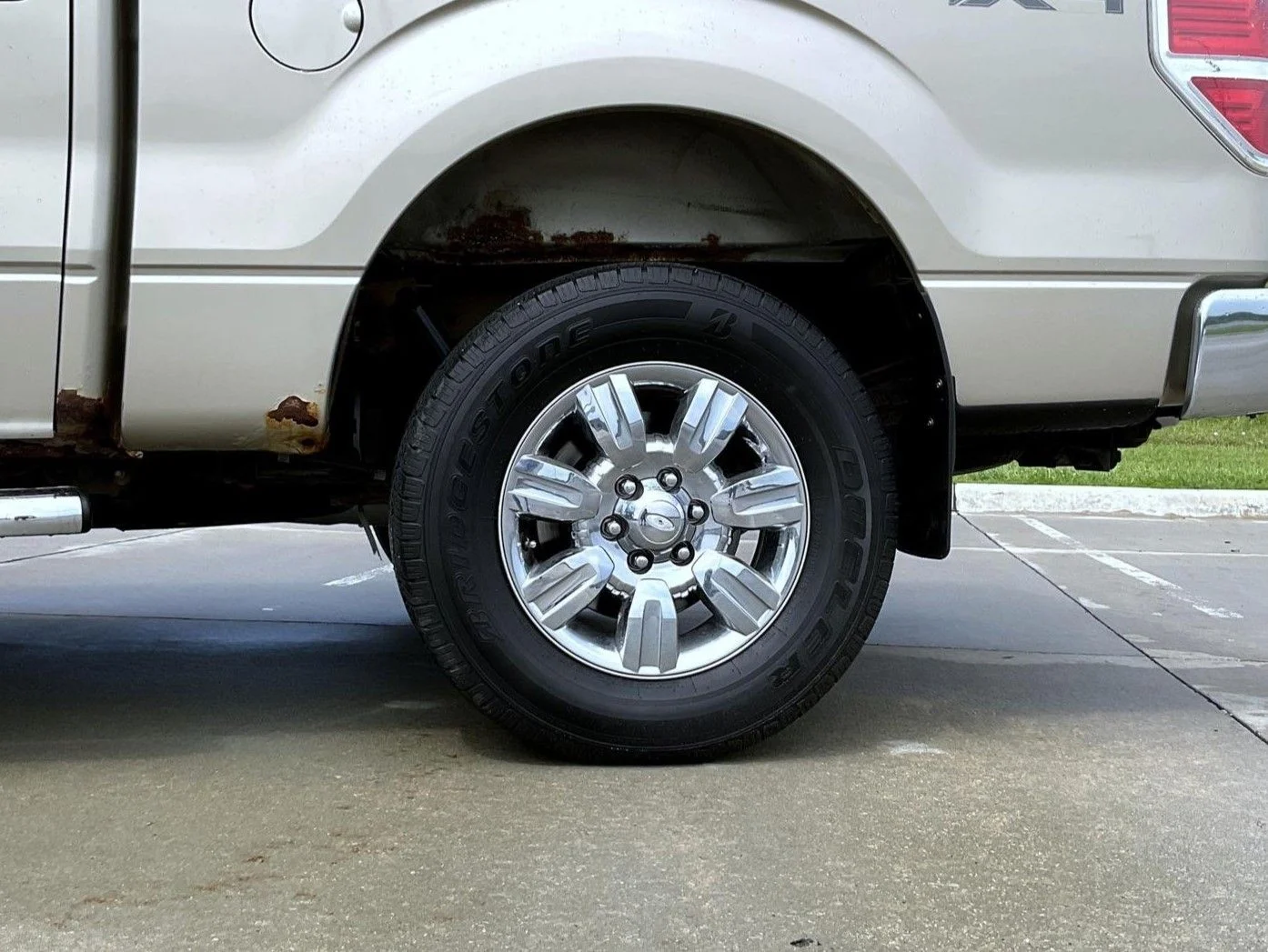 Used 2010 Gold Ford XLT image 23
