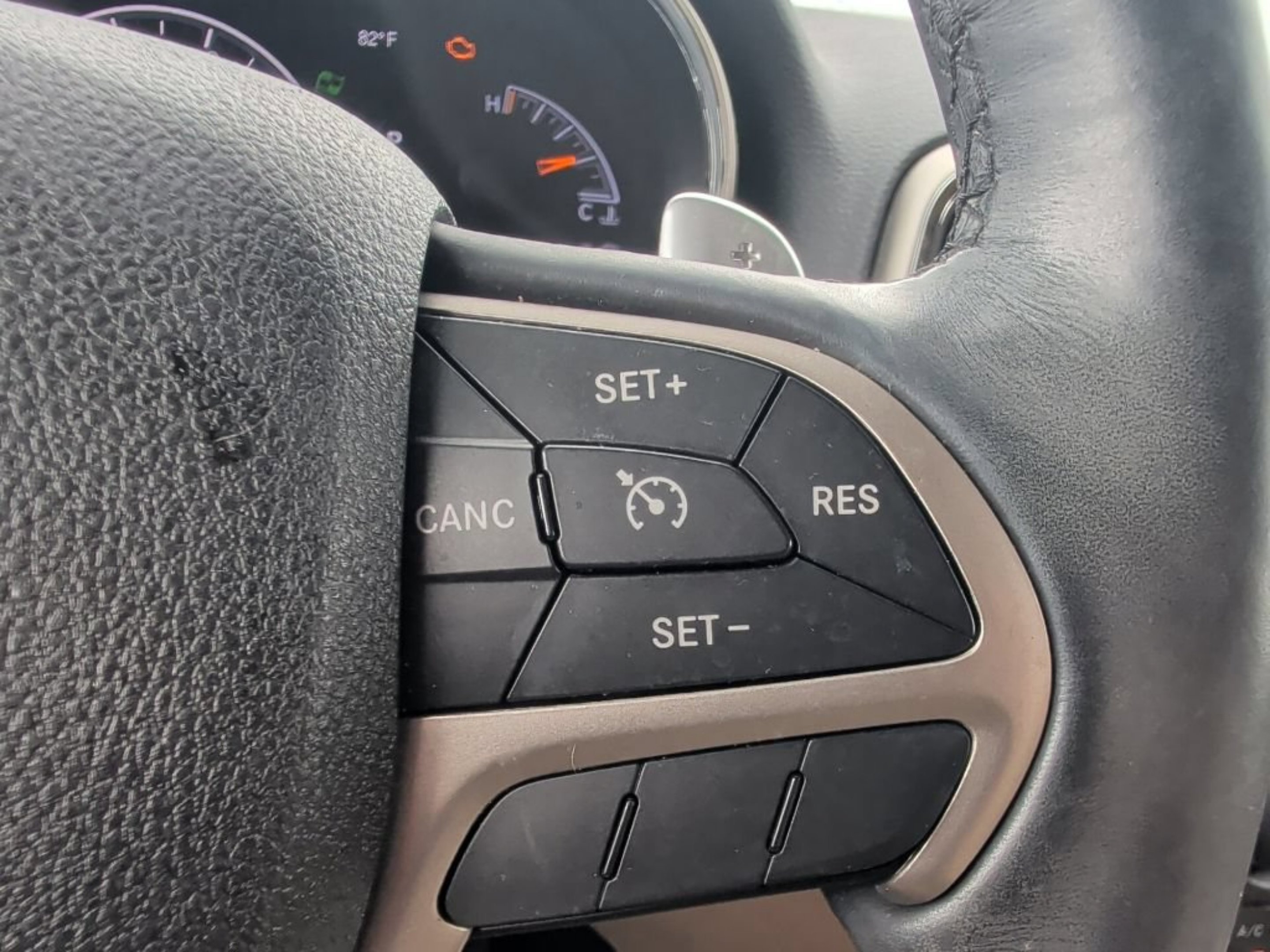 Used 2015 Bright White Clearcoat Jeep Limited image 31