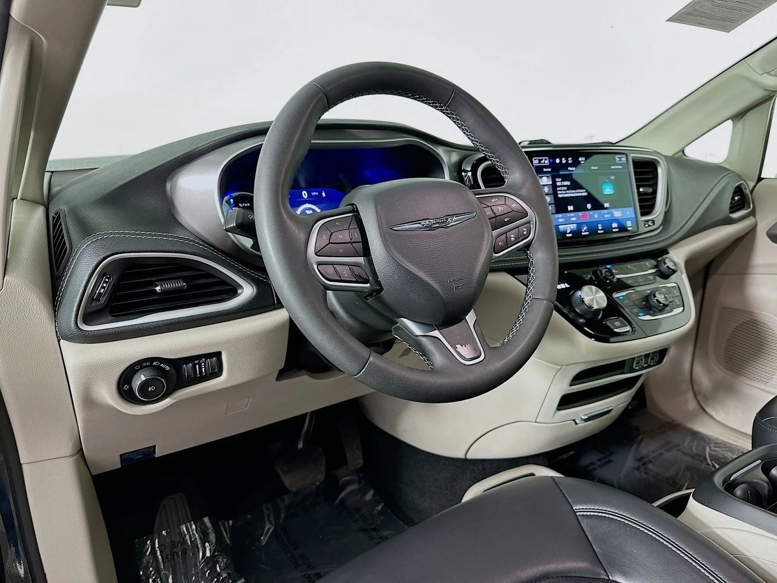 Used 2023 Brilliant Black Crystal Pearlcoat Chrysler Touring L image 10