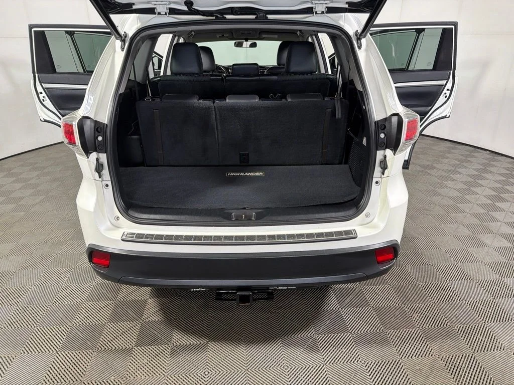 Used 2015 White Toyota LE Plus V6 image 22