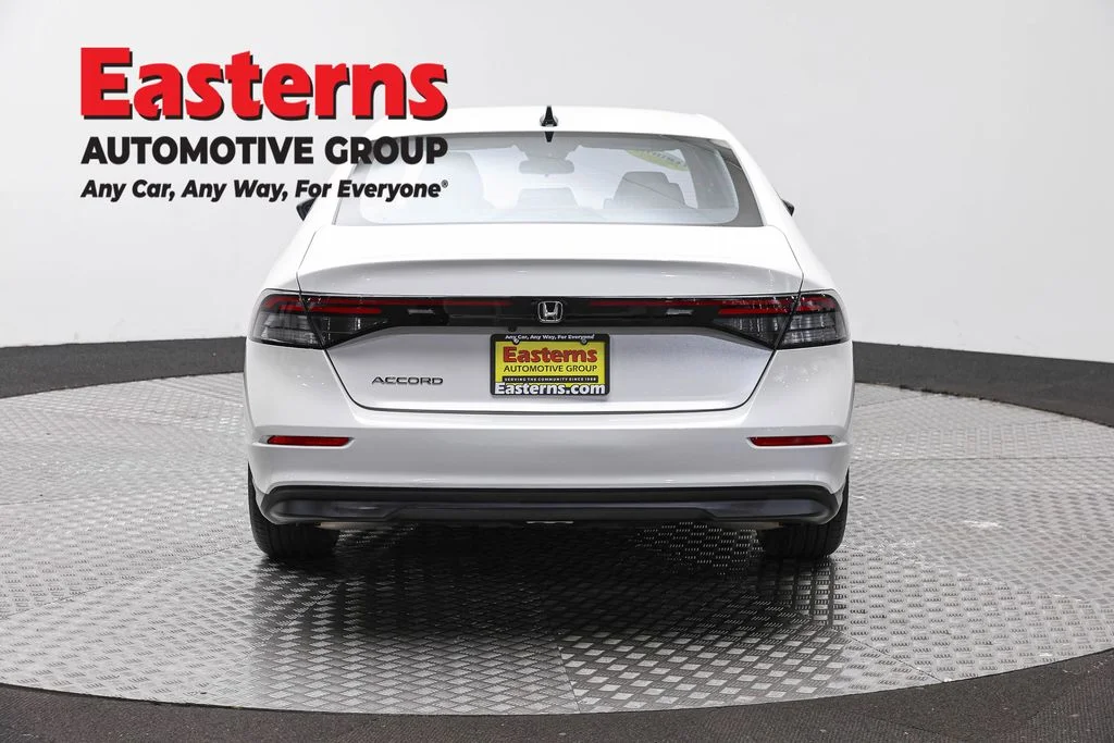 Used 2025 White Honda SE image 6
