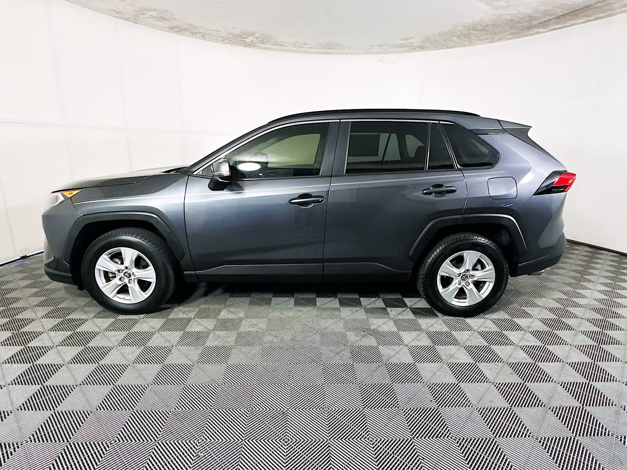 Used 2019 Magnetic Gray Metallic Toyota XLE image 6
