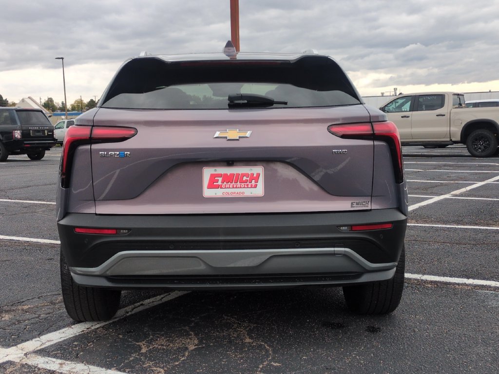 Used 2024 Galaxy Gray Metallic Chevrolet LT image 4