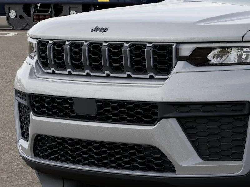 New 2026 Silver Zynith Exterior Paint Jeep Laredo Altitude image 11