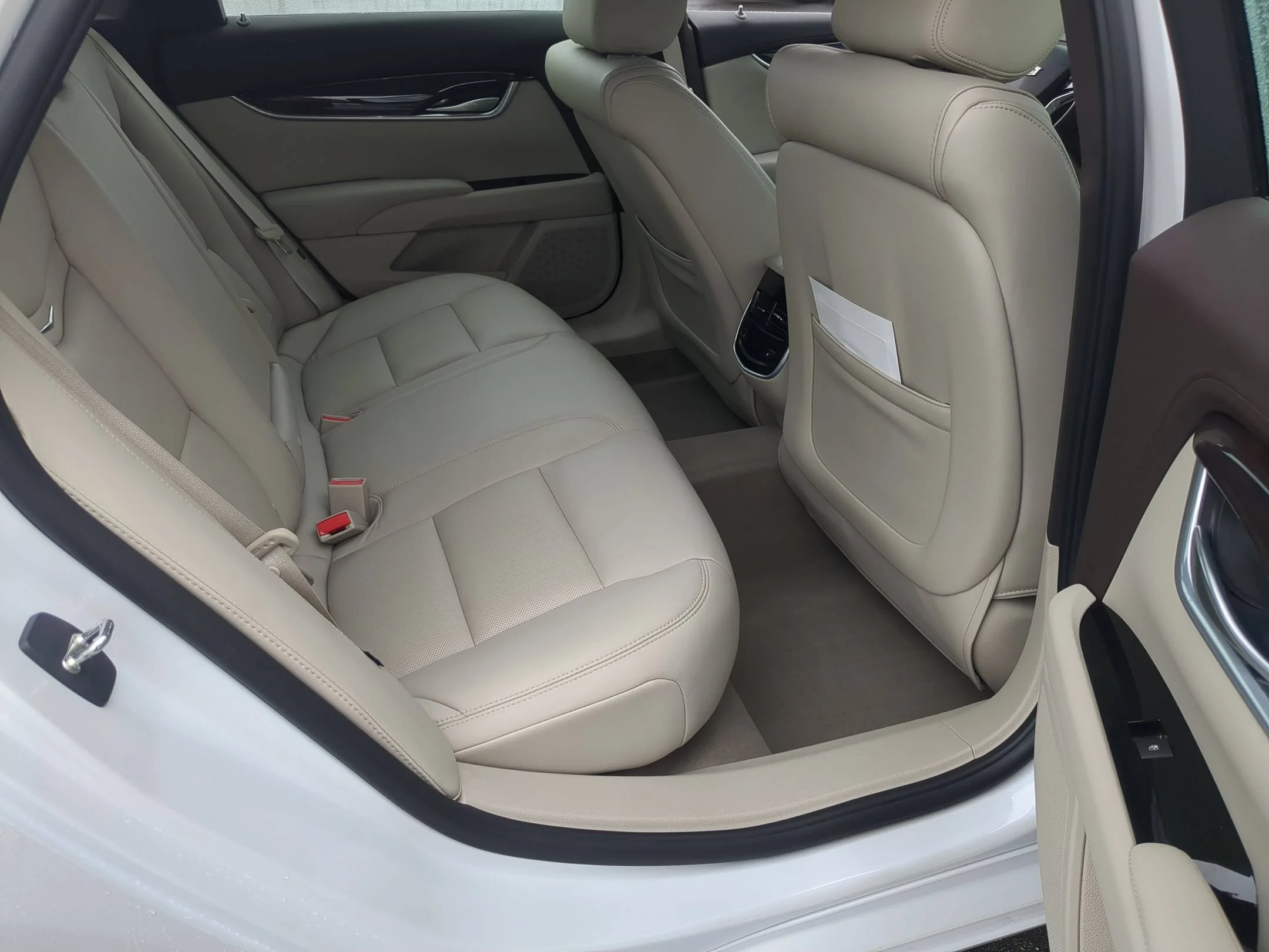 Used 2016 Crystal White Tricoat Cadillac Luxury Collection image 25