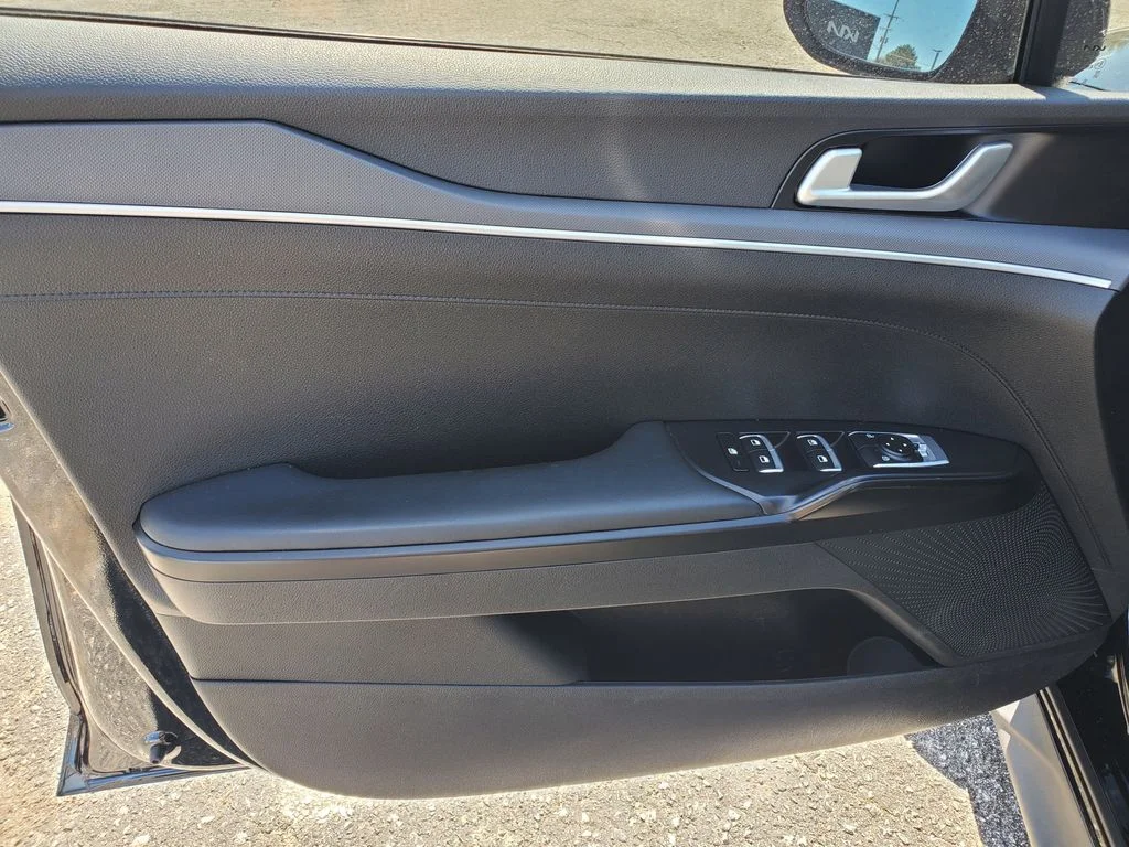 Used 2023 Black Kia LXS image 7