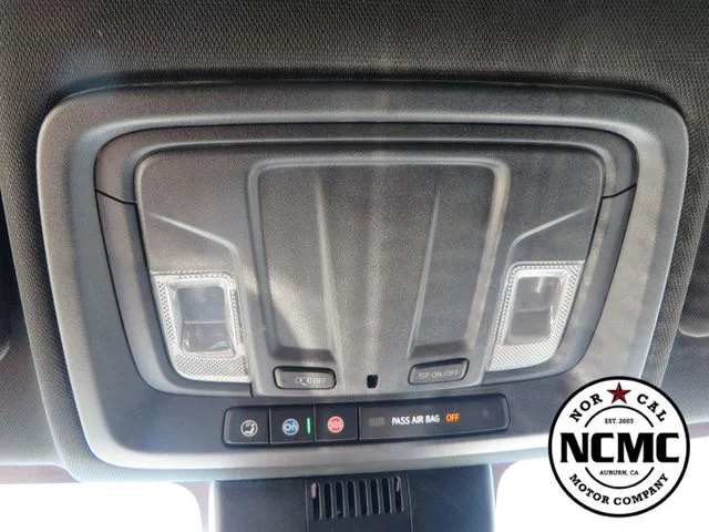 Used 2025 White GMC AT4 image 25