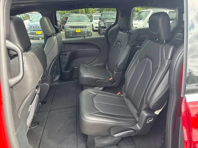 2025 Chrysler Pacifica Select - Photo 14