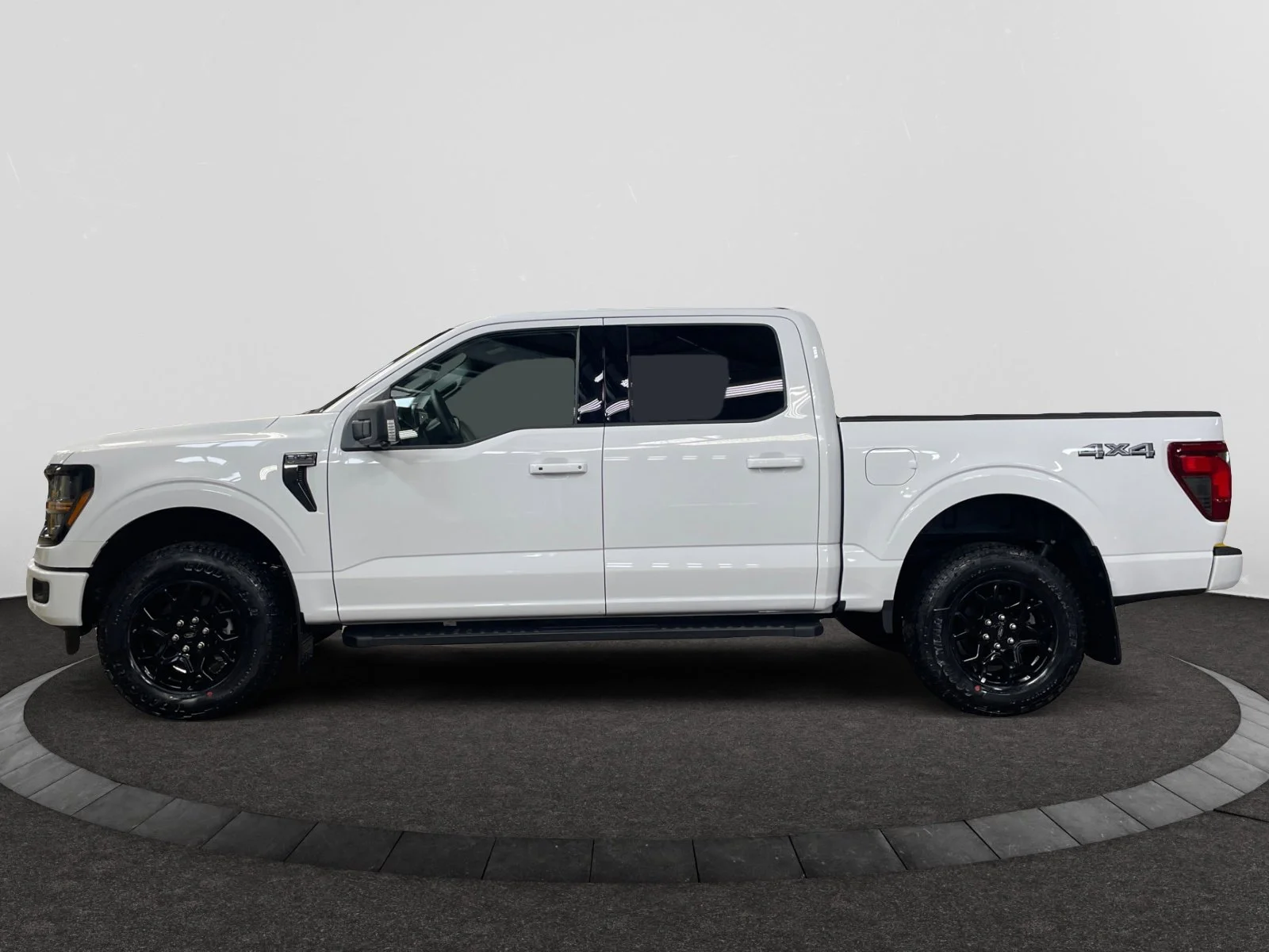 New 2026 Oxford White Ford XLT image 2