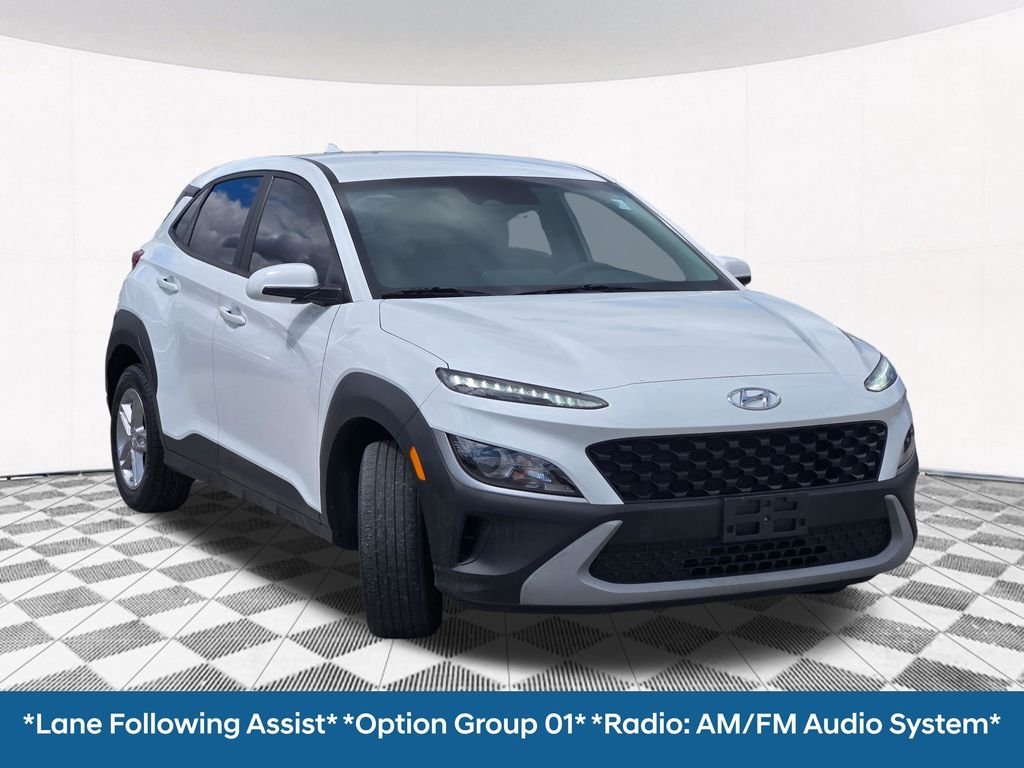 Used 2022 White Hyundai SE image 7