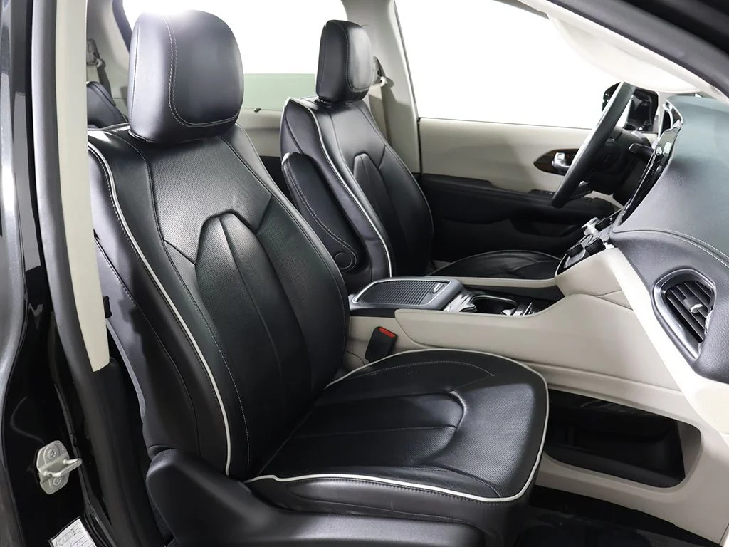 Used 2023 Black Chrysler Limited image 35