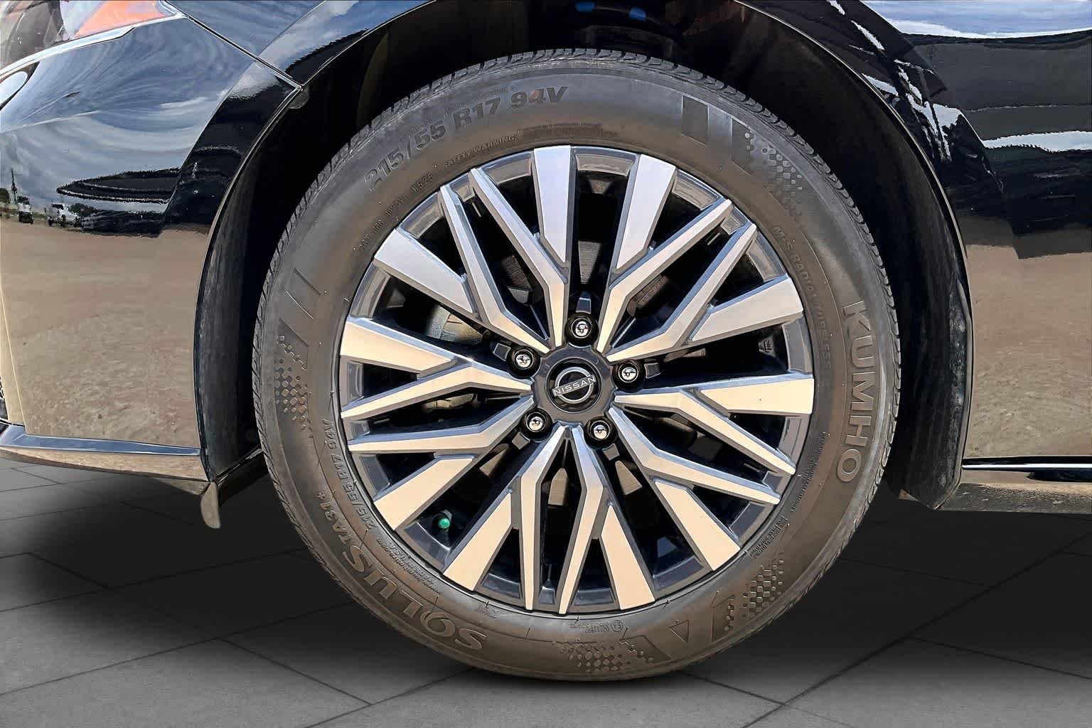 Used 2025 Super Black Nissan SV image 10