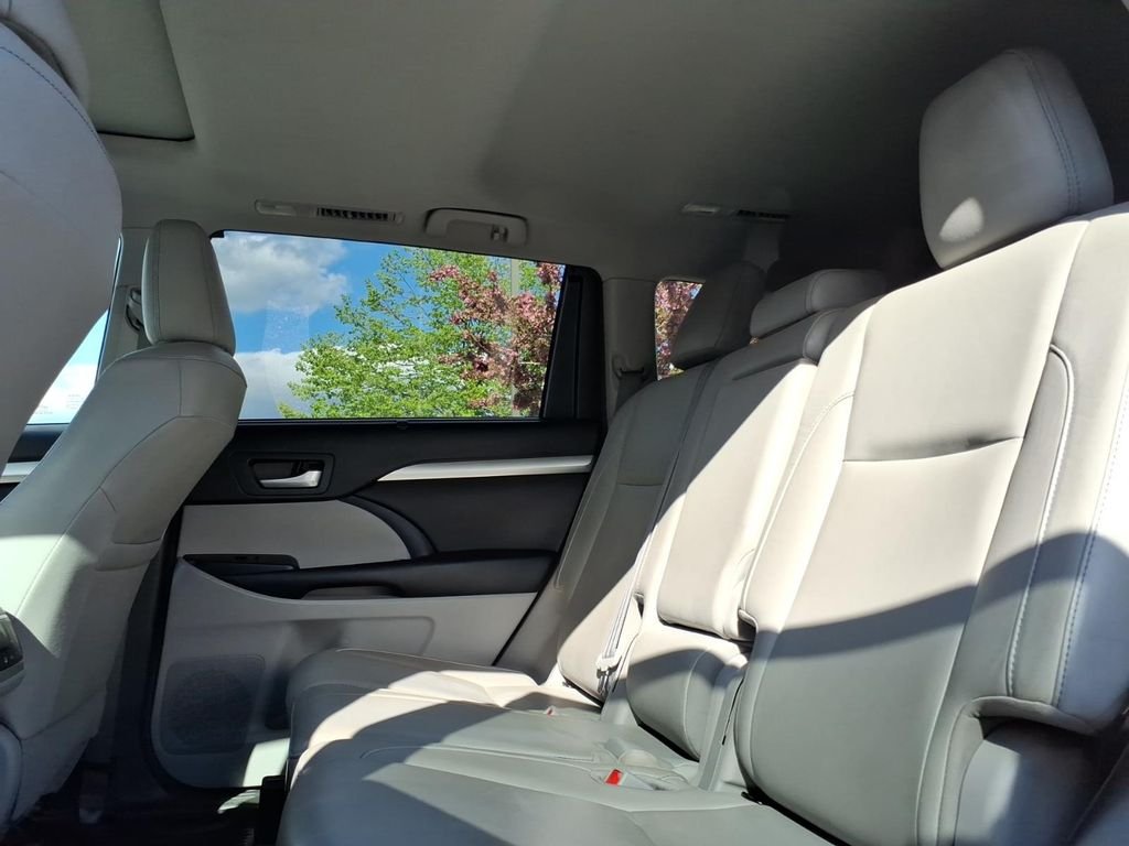 Used 2018 Silver Toyota XLE image 15