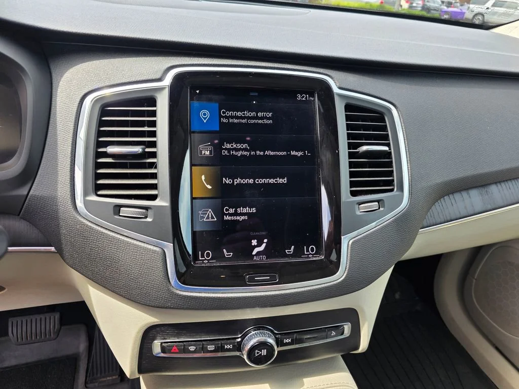 Used 2020 White Volvo T5 Momentum 7 Passenger image 18