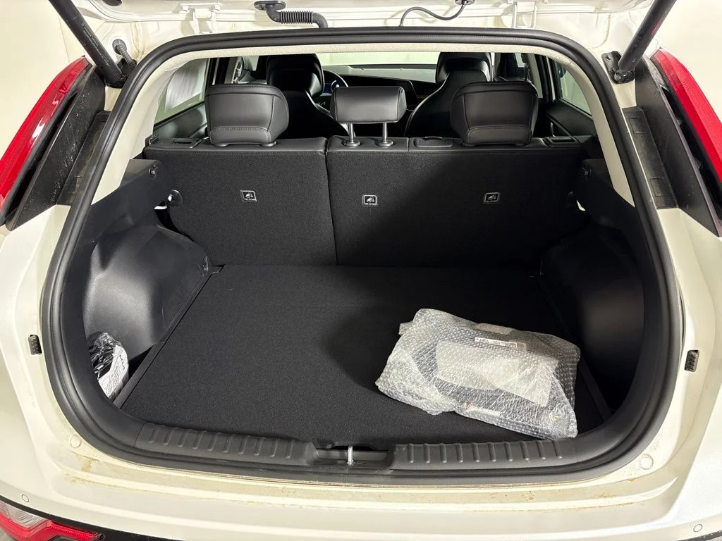 New 2026 Snow White Pearl Kia WIND image 20
