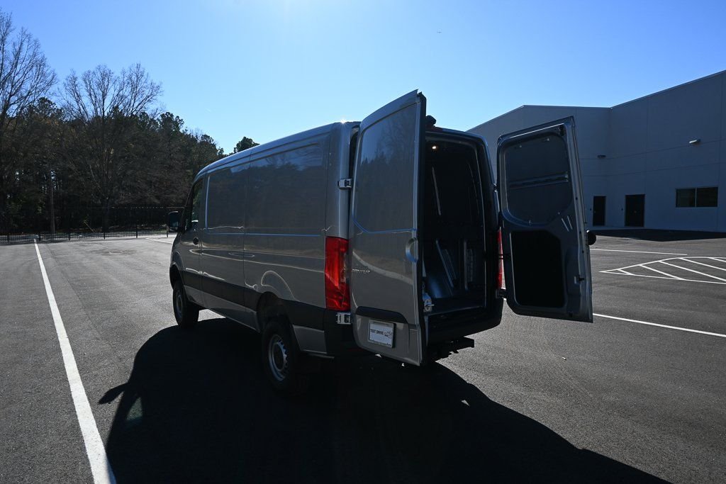 Used 2026 High-tech silver metallic Mercedes-Benz Cargo 144 WB image 28