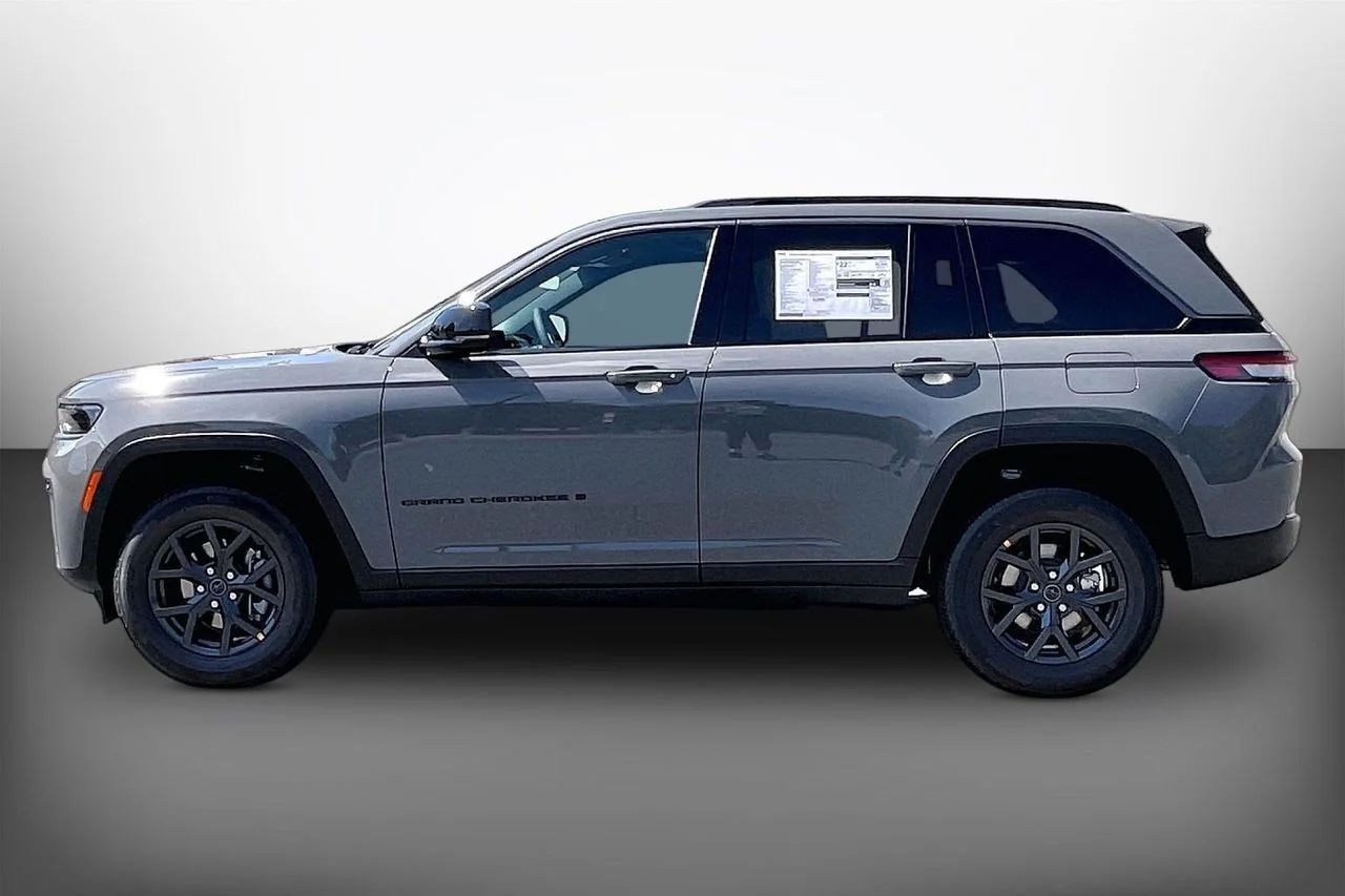 New 2027 Sting-Gray Clear-Coat Paint Jeep Altitude image 5