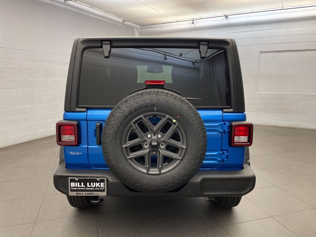 New 2026 Hydro Blue Pearl-Coat Exterior Paint Jeep Sport S image 4