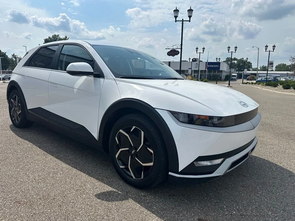 Used 2022 White Hyundai SE image 3