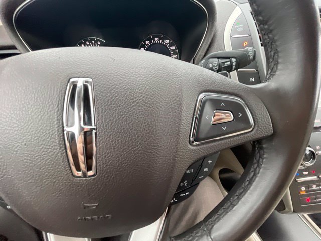 Used 2017 White Gold Metallic Lincoln Select image 20