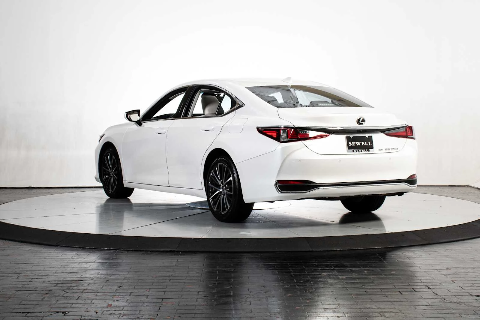 Certified Used 2024 EMINENT WHITE PEARL Lexus  image 4