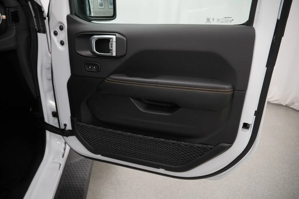 New 2026 Bright White Clear-Coat Exterior Paint Jeep Sahara image 33