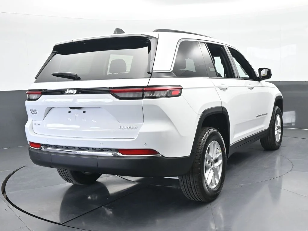 New 2026 Bright White Clear-Coat Exterior Paint Jeep Laredo X image 5