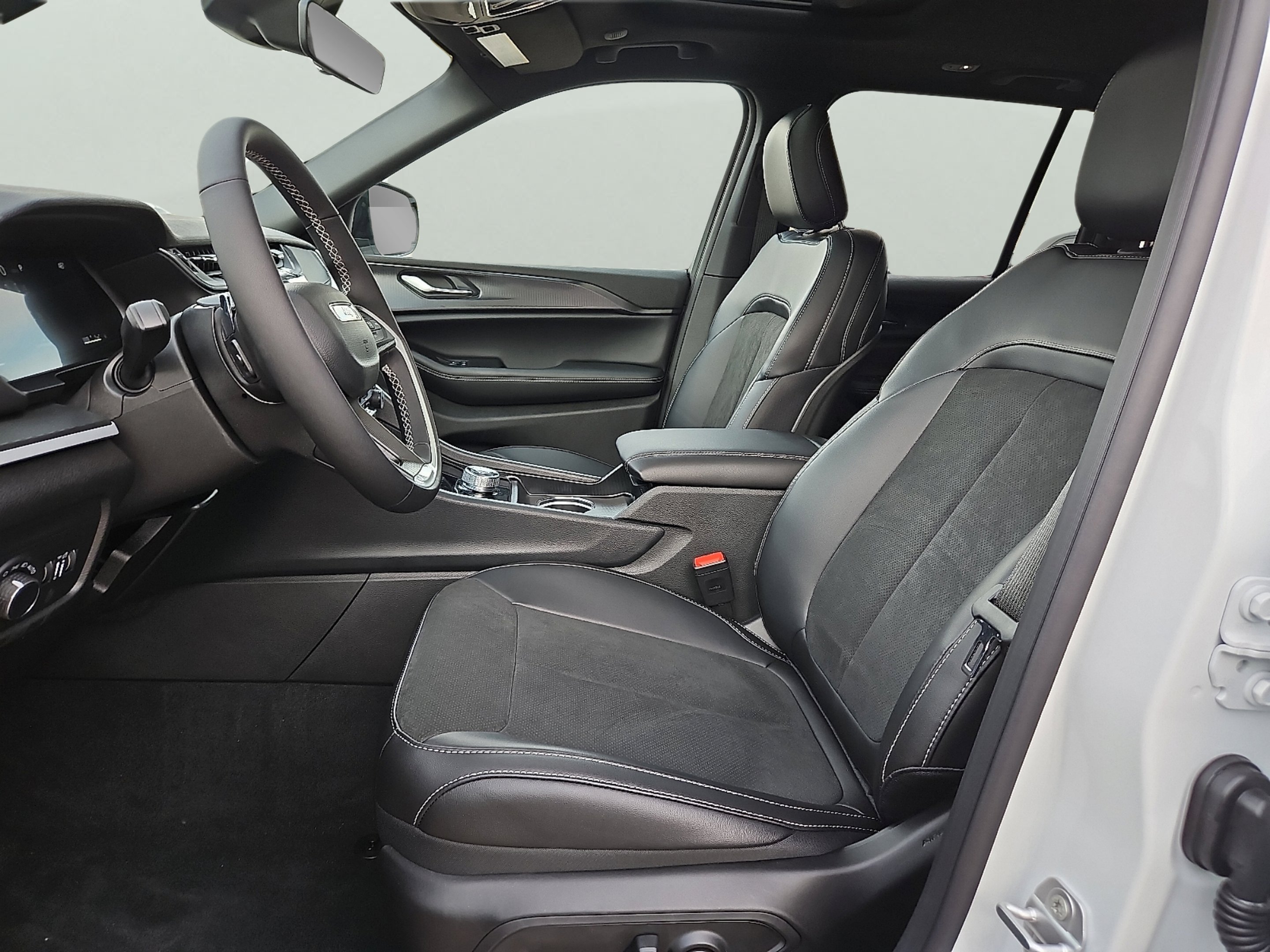 New 2025 Bright White Clear-Coat Exterior Paint Jeep Altitude X image 18