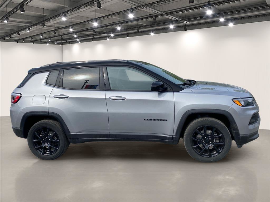 Used 2022 Billet Silver Metallic Clearcoat Jeep Altitude image 8