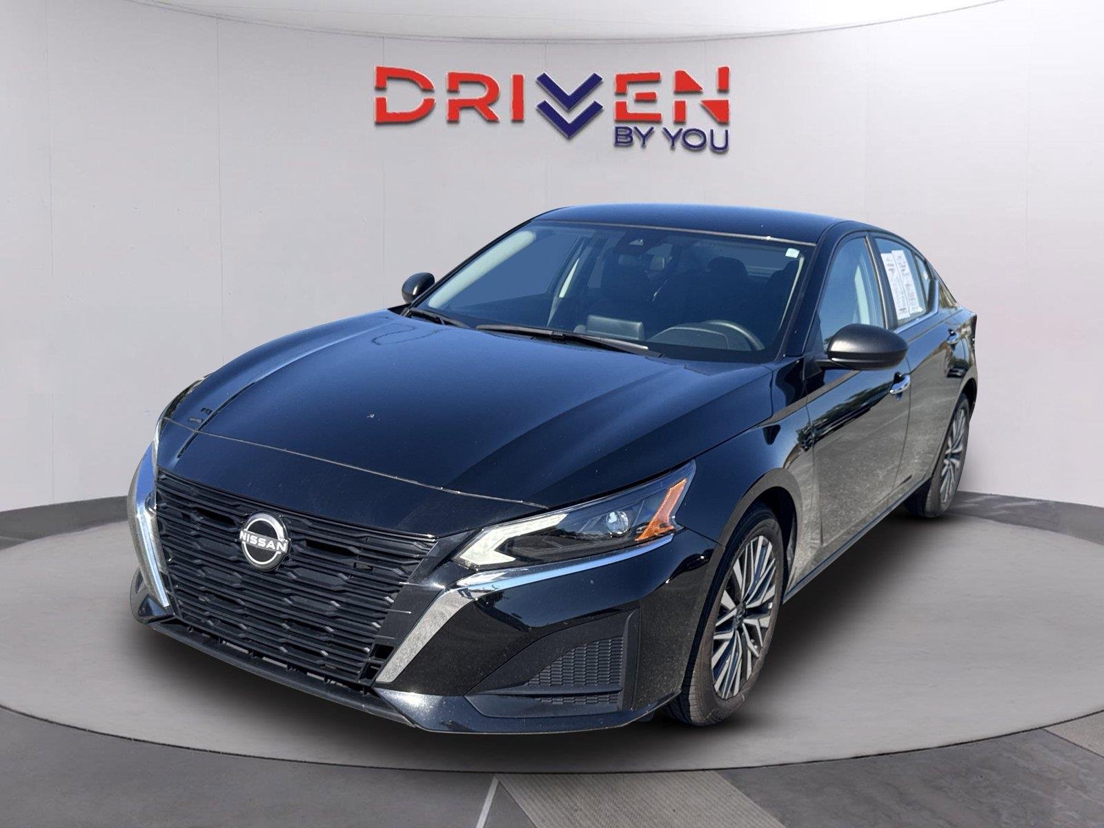 Used 2025 Super Black Nissan SV image 8