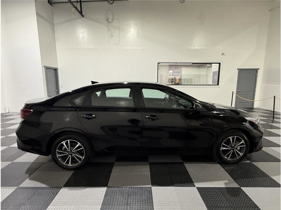 2024 Kia Forte LXS photo 4