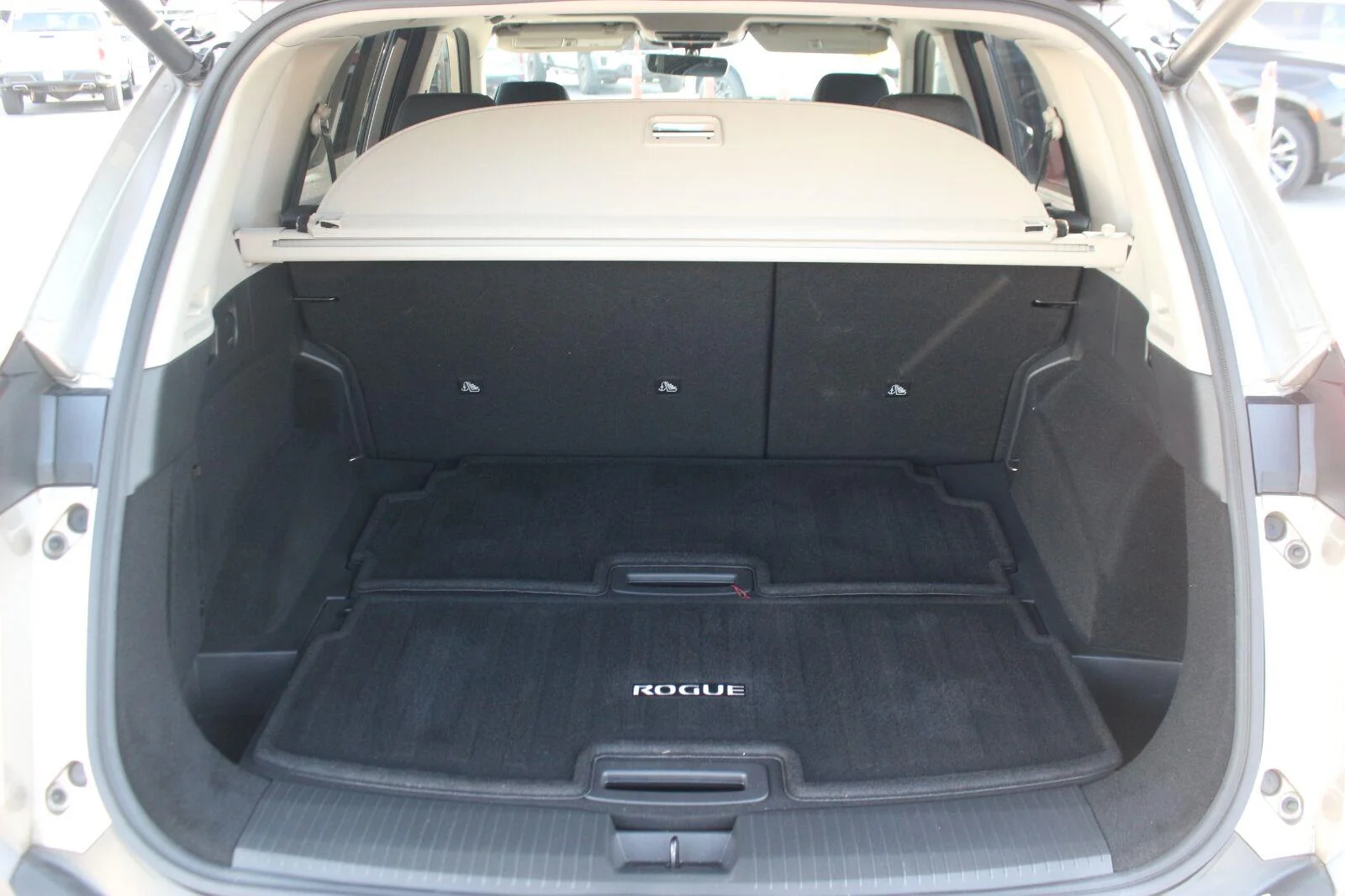 Used 2022 Gold Nissan Platinum image 11