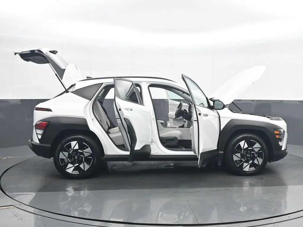 Used 2025 White Hyundai SEL image 37