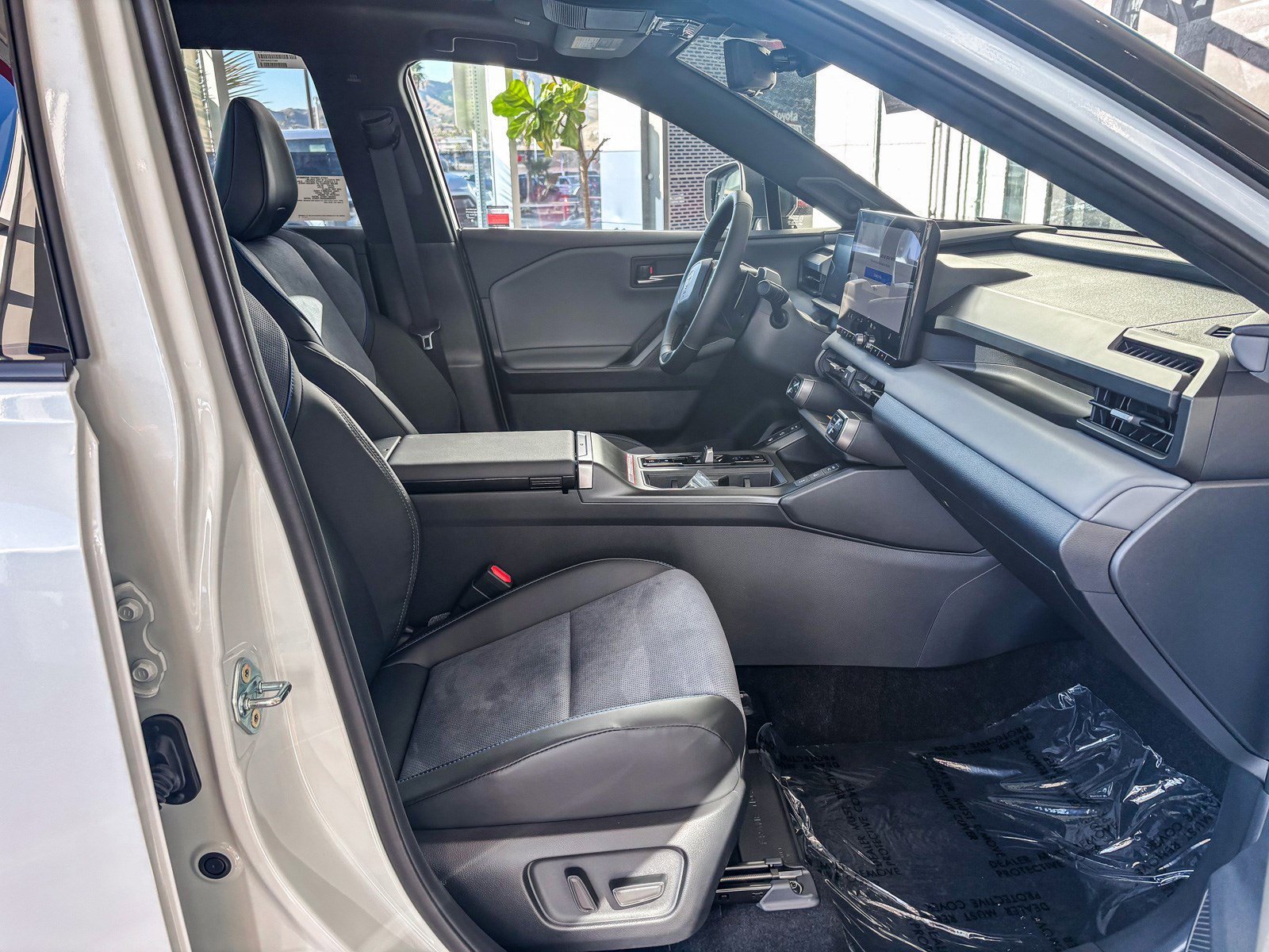 New 2026 Wind Chill Pearl with Midnight Black Metallic roof <sup>1</sup> Toyota  XSE image 18