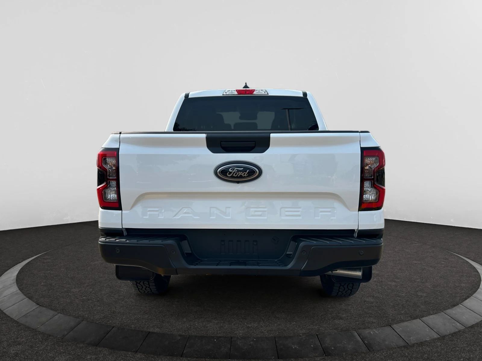 New 2026 Oxford White Ford XLT image 4