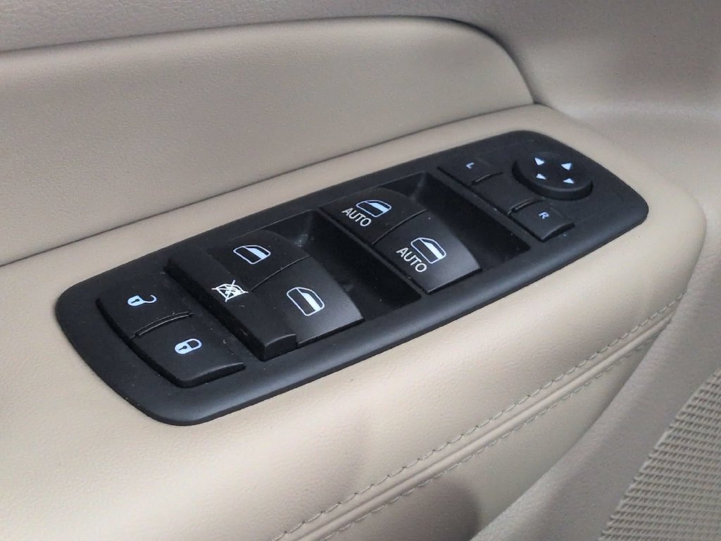 Used 2018 Red Jeep Laredo E image 39