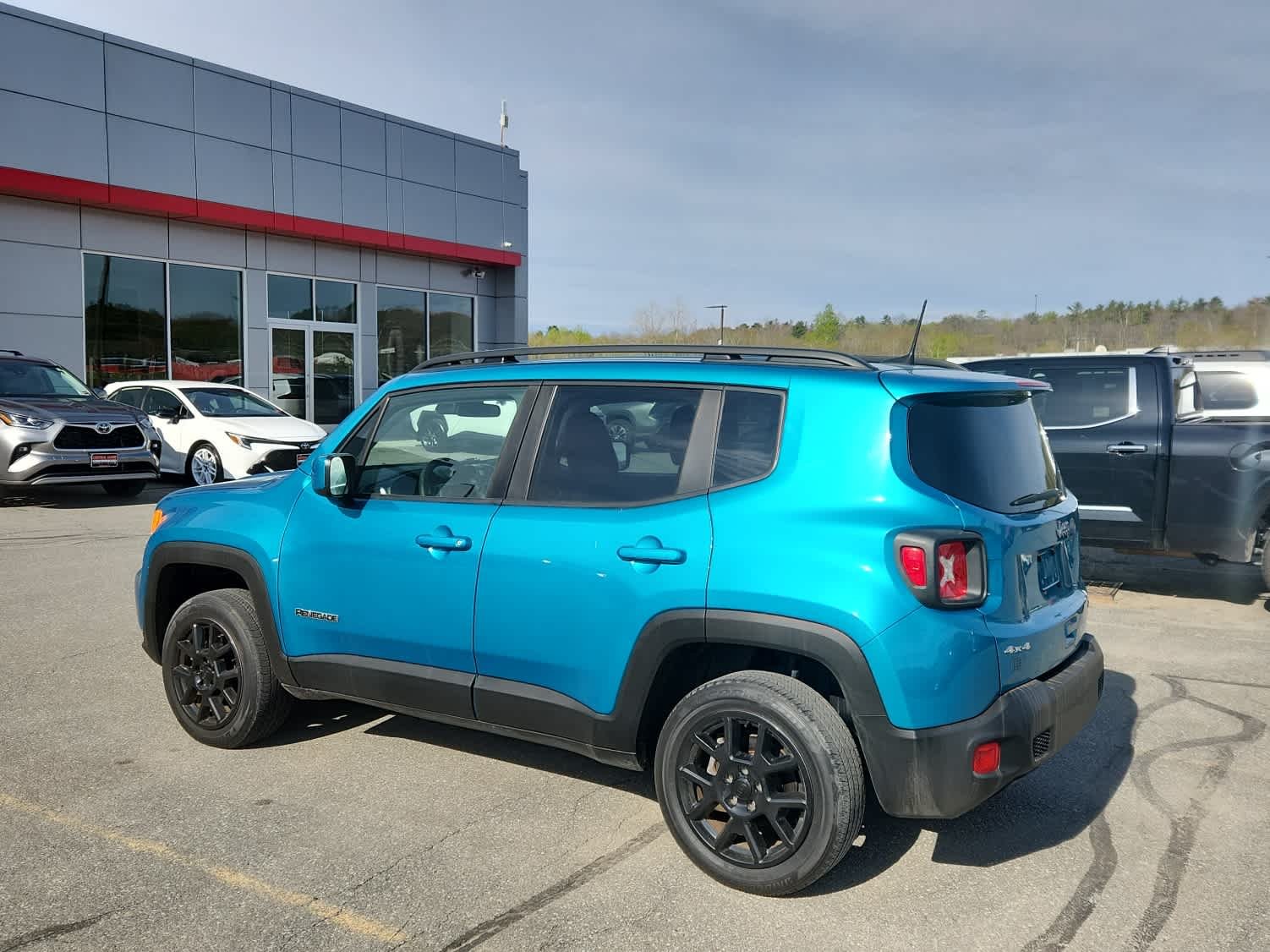 Used 2020 Bikini Metallic Clearcoat Jeep Latitude image 4