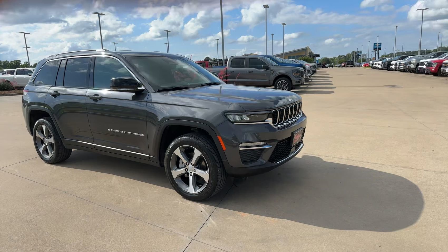Used 2025 Baltic Gray Metallic Clearcoat Jeep Limited image 9
