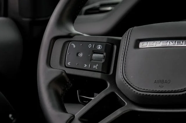 2025 Land Rover Defender V8 - Photo 21