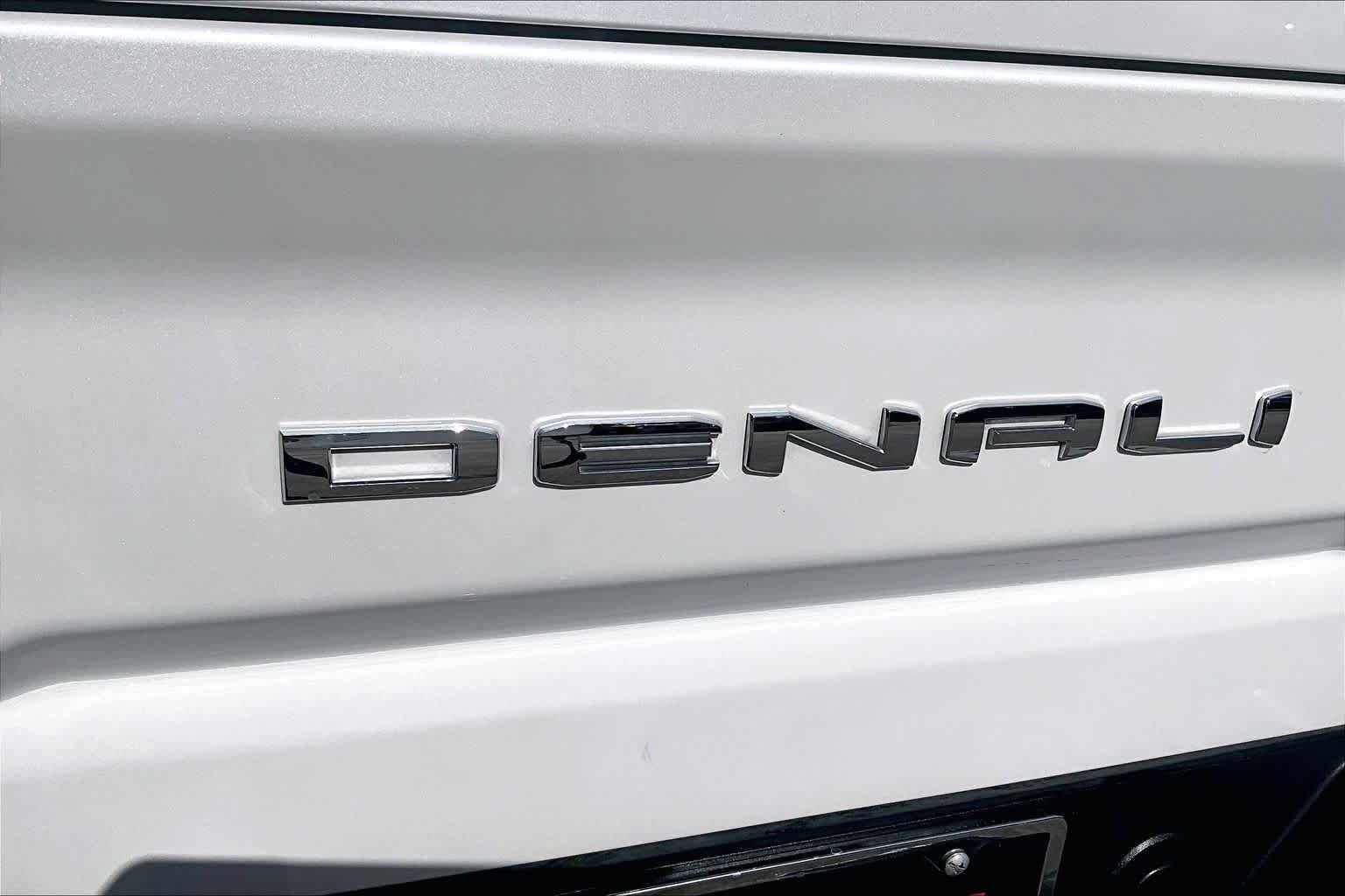 Used 2024 White Frost Tricoat GMC Denali Ultimate image 31