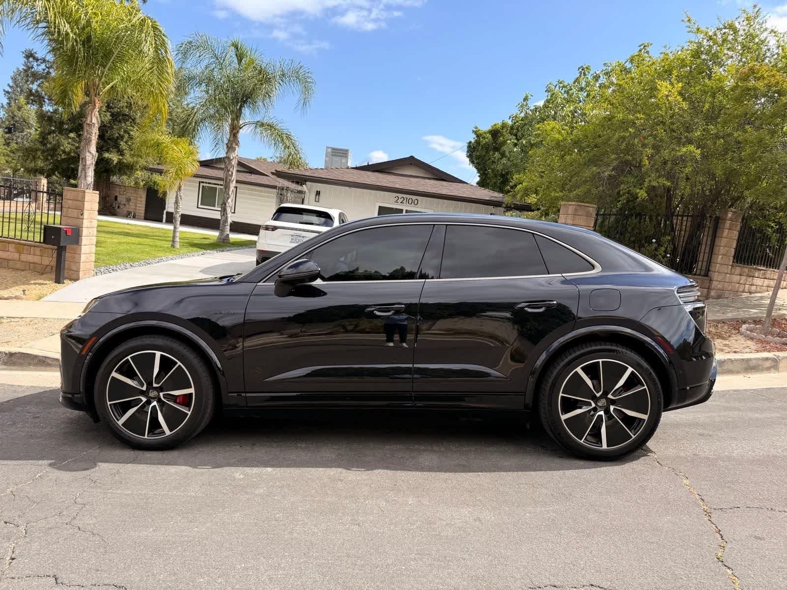 2024 Porsche Macan Macan Turbo Electric's photo