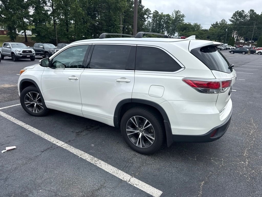 Used 2016 White Toyota XLE V6 image 3