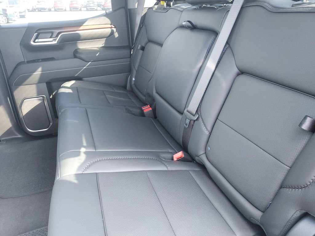 Used 2025 Silver GMC Denali image 31