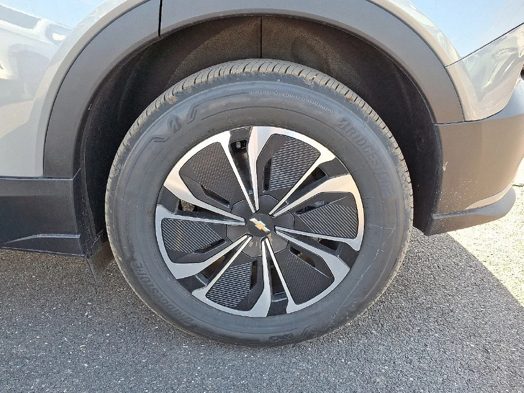New 2025 Sterling Gray Metallic Chevrolet LT image 31