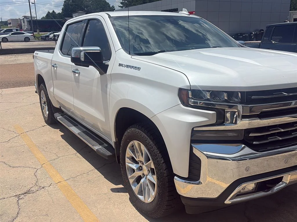 Used 2021 Iridescent Pearl Tricoat Chevrolet LTZ image 3